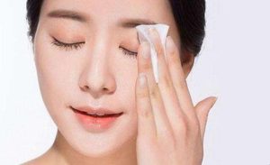 如何涂抹防晒霜？我需要在室内使用卸妆产品吗？