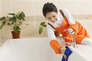 小贴士 清洁浴缸的方法：用旧报纸擦拭